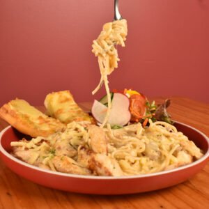 Spaguetti en salsa blanca con pollo