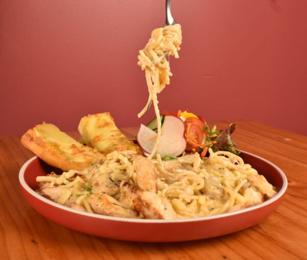 Spaguetti en salsa blanca con pollo