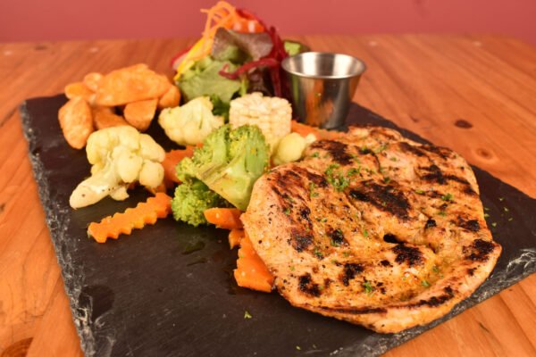 Pollo a la plancha con salsa blanca